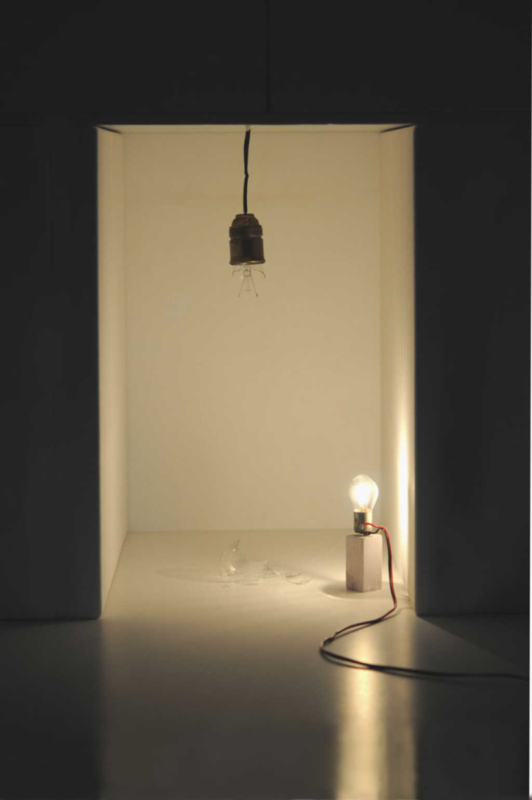 Gluehbirne auf Sockel