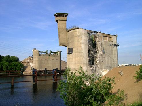 Anknabbern des Brueckenpfeilers, 07. Juni 2006