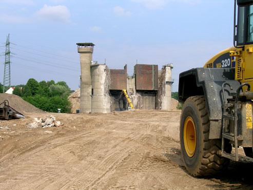 Das Innere des Brueckenpfeilers wird entfernt