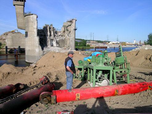 Fassungslos vor den wertvollen Schrott