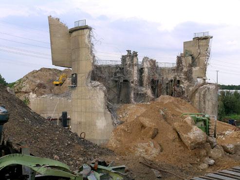 Ein leerer Brueckenpfeiler ohne Brueckenhaus
