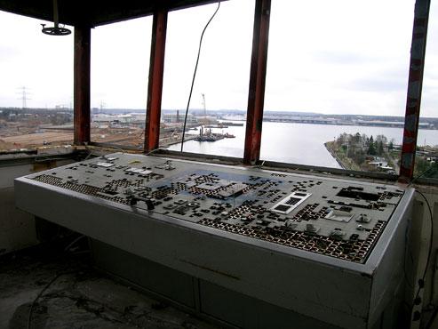 Zerpfluecktes Schaltpult im Brueckenhaus