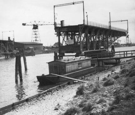 Geoeffnete Brueckenfluegel