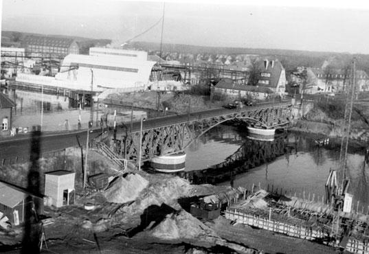 Bau des ersten Brueckenpfeilers